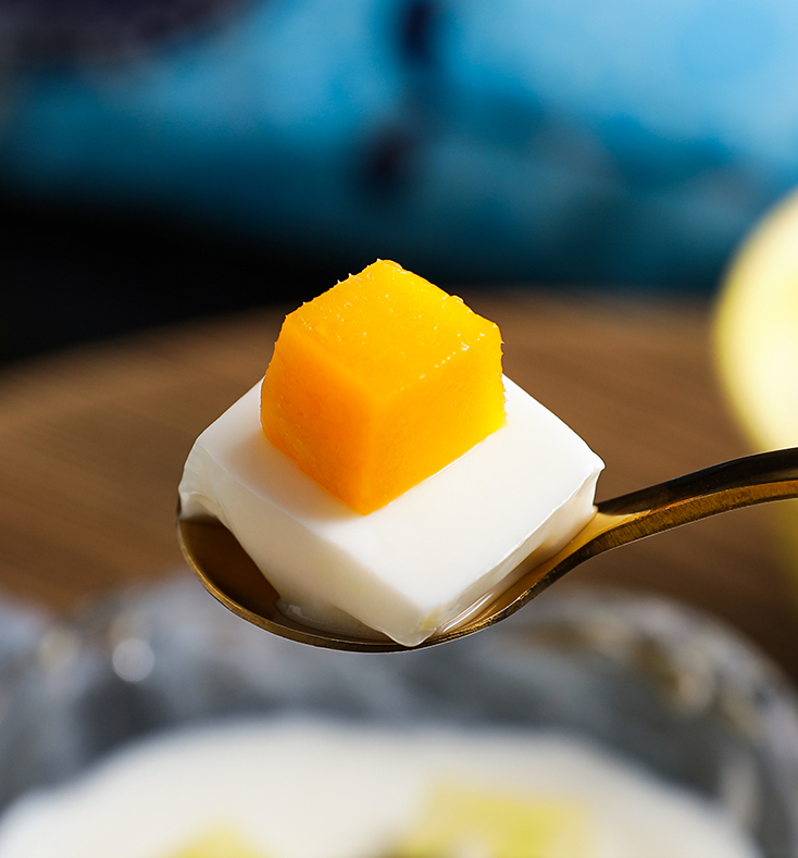 steamed milk pudding with mango
