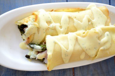 Hum and asparagus crepe