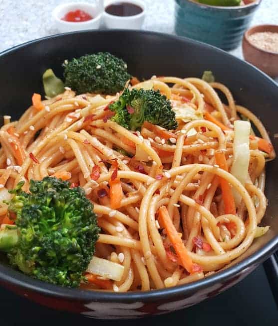 Vegetable lo mein noodles