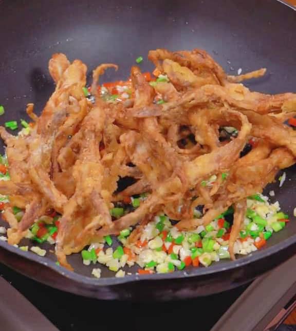 add the fried duck tongues to the pan