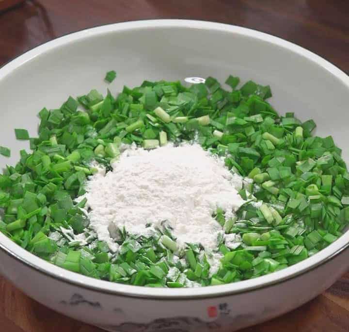 Add a tablespoon of all purpose flour to the shredded chives