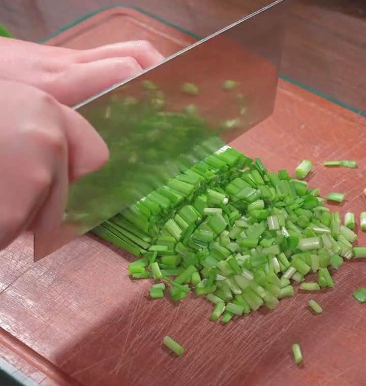 Finely shred the chives