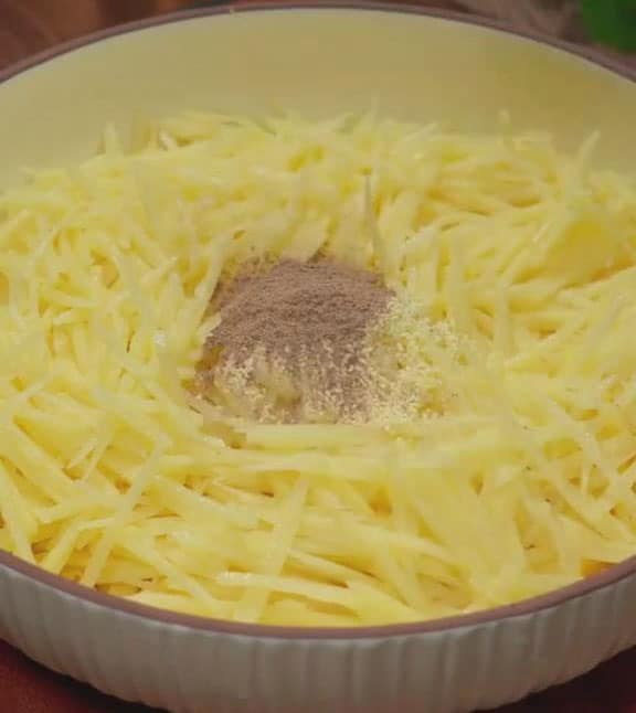 Sprinkle the salt chicken bouillon powder and black pepper powder directly onto the shredded potatoes
