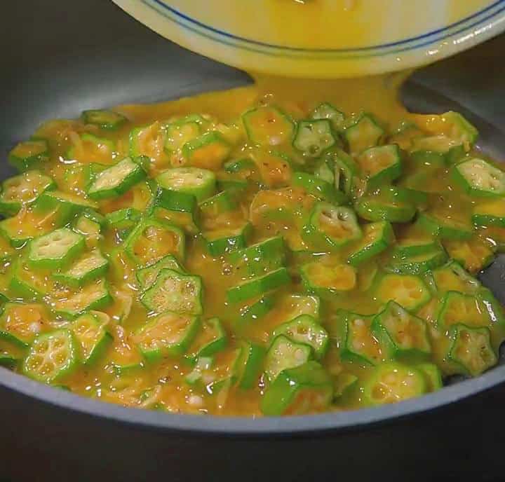 add the okra and eggs mixture to the pan with oil