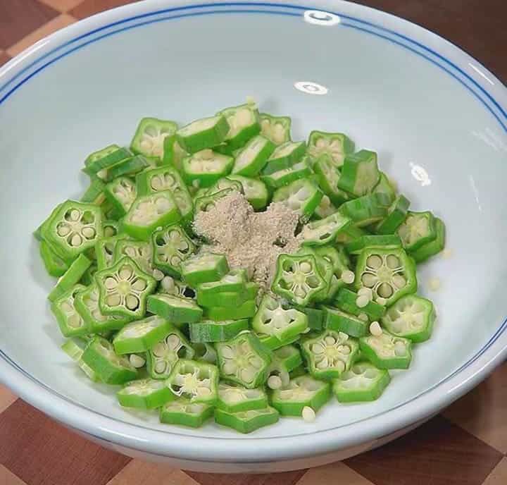 combine the sliced okra with 1 tsp of salt and 1 tsp of ground white pepper